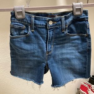 Mid waist Levi’s jegging shorts